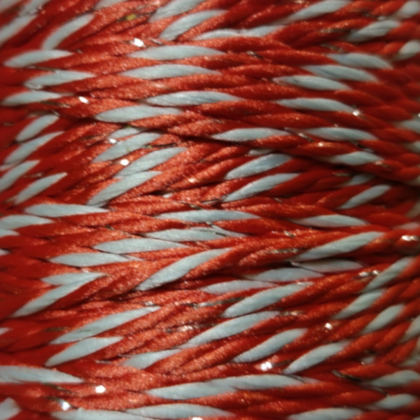 marga_raudonai_balta